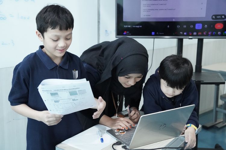 Saat Anak Cerdas Istimewa Hafal Isi Buku Ensiklopedia di Usia 6 Tahun...