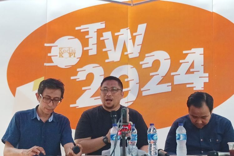 Penelitian PoshDem Universitas Andalas, Feri Amsari (tengah) dalam pemaparan diskusi soal netralitas pemilu di kawasan Sawah Besar, Jakarta Pusat, Sabtu (18/11/2023).