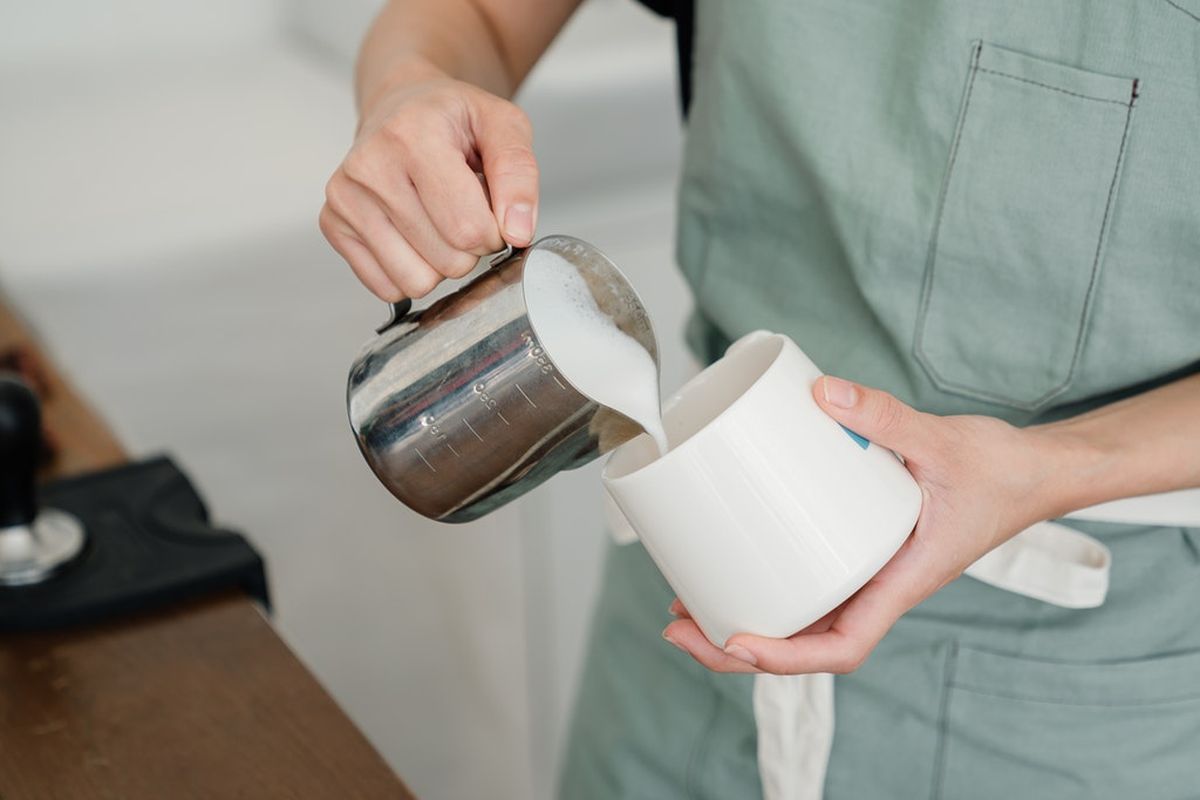Produk susu juga menjadi salah satu makanan yang mengandung lemak jenuh tinggi. Beberapa produk susu di antaranya keju, krim, es krim, whole milk, dan lainnya.