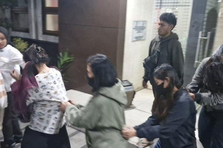 Direktorat Reserse Kriminal Umum Polda Jabar menangkap 12 penjual bayi dijual ke Singapura 