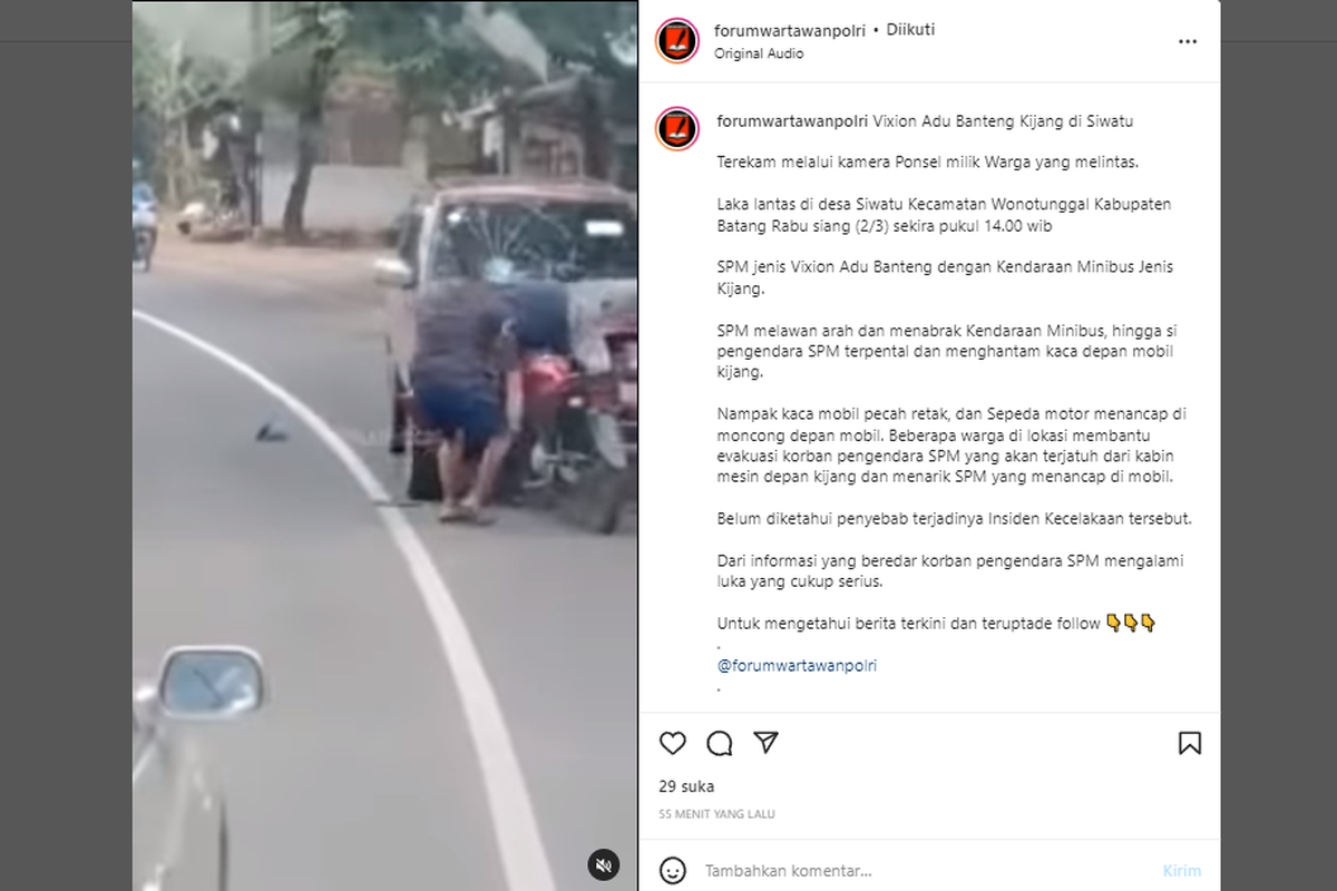 Video pengendara motor adu banteng dengan mobil.