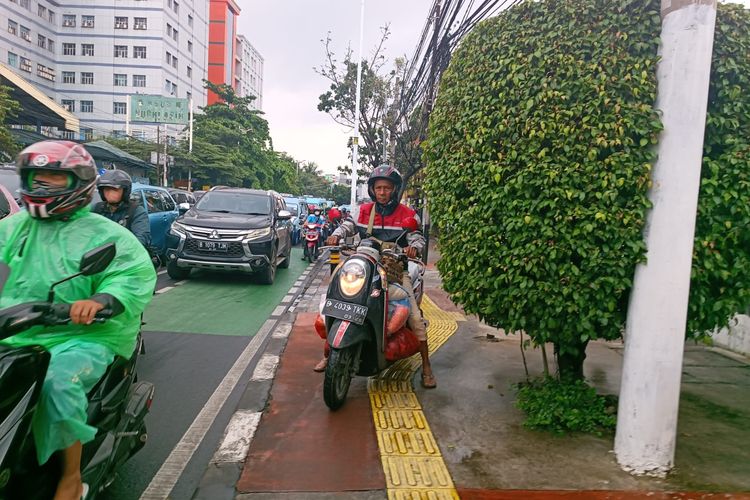 Kemacetan di Jalan Dewi Sartika arah Otista menuju perempatan PGC, Jakarta Timur, Kamis (23/2/2023). Author : kompas.com / Nabilla Ramadhian Caption : Kemacetan di Jalan Dewi Sartika arah Otista menuju perempatan PGC, Jakarta Timur, Kamis (23/2/2023).