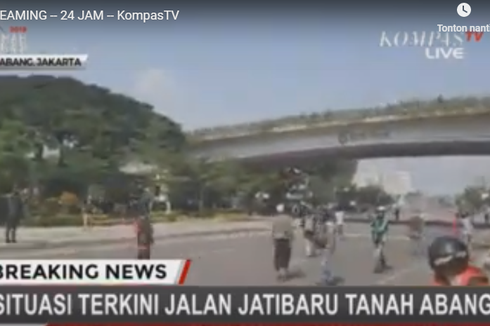 Jembatan Jatibaru Diblokade, Massa Terlihat Bawa Batu dan Kayu
