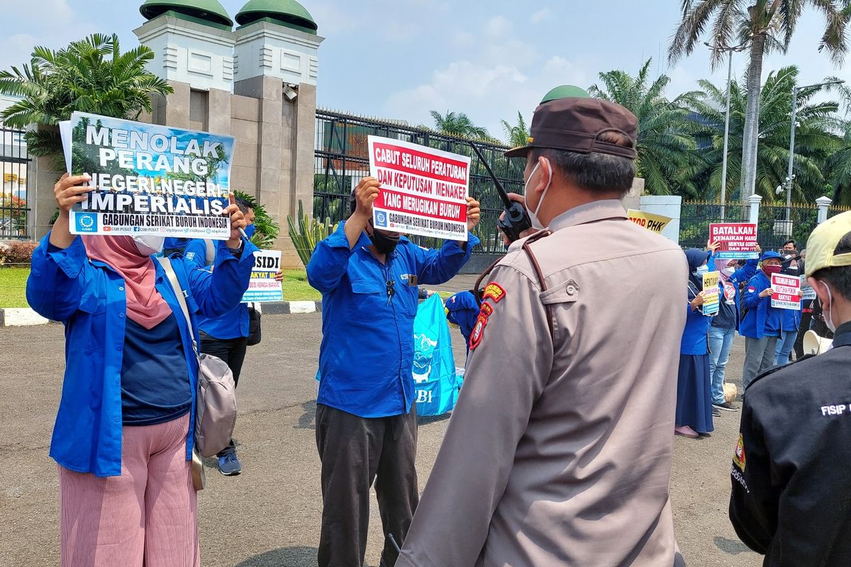 Beberapa orang yang mengatasnamakan Gabungan Serikat Buruh Indonesia (GSBI) berunjuk rasa menyampaikan aspirasi di depan Gedung DPR/MPR RI, pada Senin (11/4/2022) siang