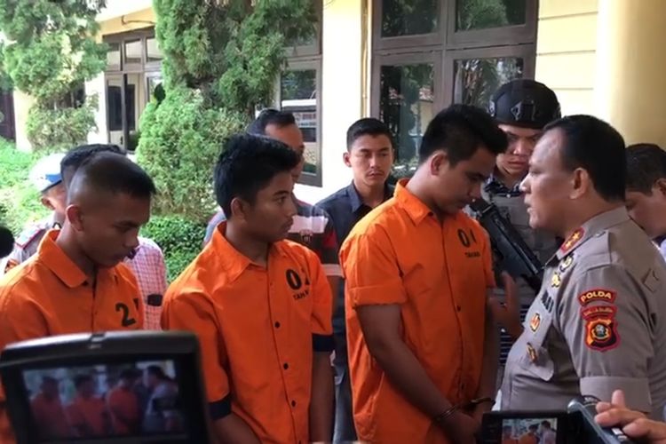 Kapolda Sumsel Irjen Pol Firli mengajakberbincang ketiga tersangka pelaku kekerasan terhadap rekan sesama mahasiswa dari salah satu universitas swasta di Palembang saat kegiatan diksar menwa yang menyebakan korban meningga dunia oktober lalu