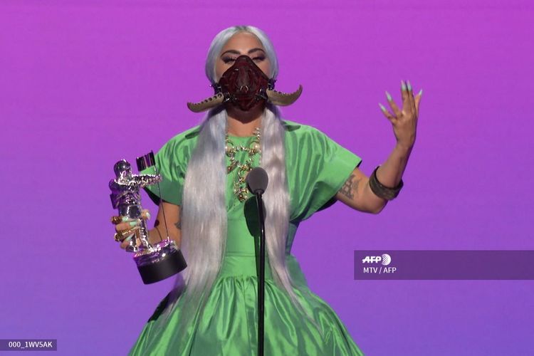 Penyanyi Lady Gaga menerima penghargaan Song of the Year untuk lagu Rain On Me pada malam penghargaan 2020 MTV Video Music Awards, Minggu (30/8/2020), yang dihelat secara virtual dari New York karena Covid-19.