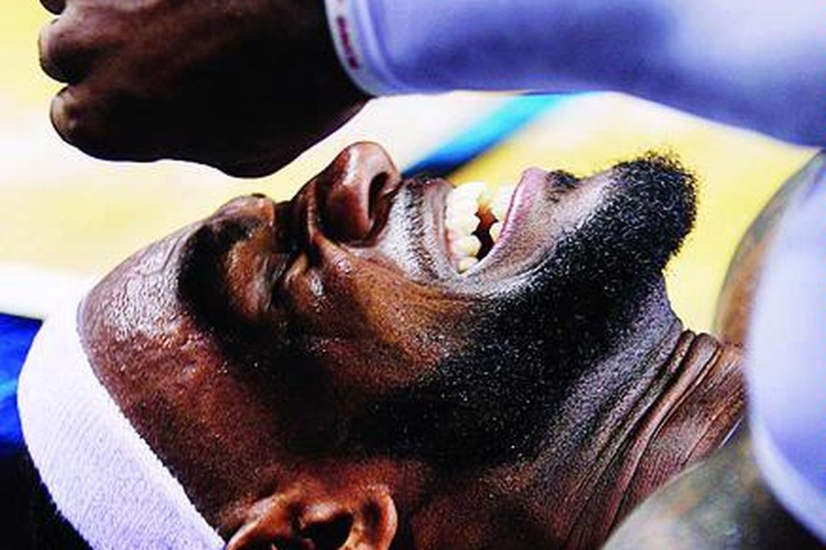 Forward Miami Heat, LeBron James, mengerang kesakitan setelah bertabrakan dengan guard Indiana Pacers, Paul George (tak tampak), pada laga NBA di Miami, Amerika Serikat, Rabu (4/1).