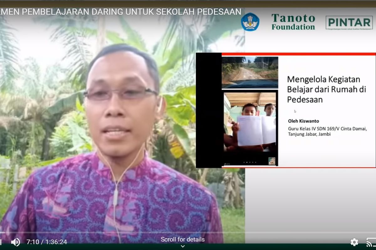 Kiswanto, seorang Guru Sekolah Transmigrasi, terus berupaya agar anak muridnya yang tidak disokong teknologi di rumah, untuk tetap bisa belajar layaknya siswa lain yang mampu mengakses pembelajaran secara daring.