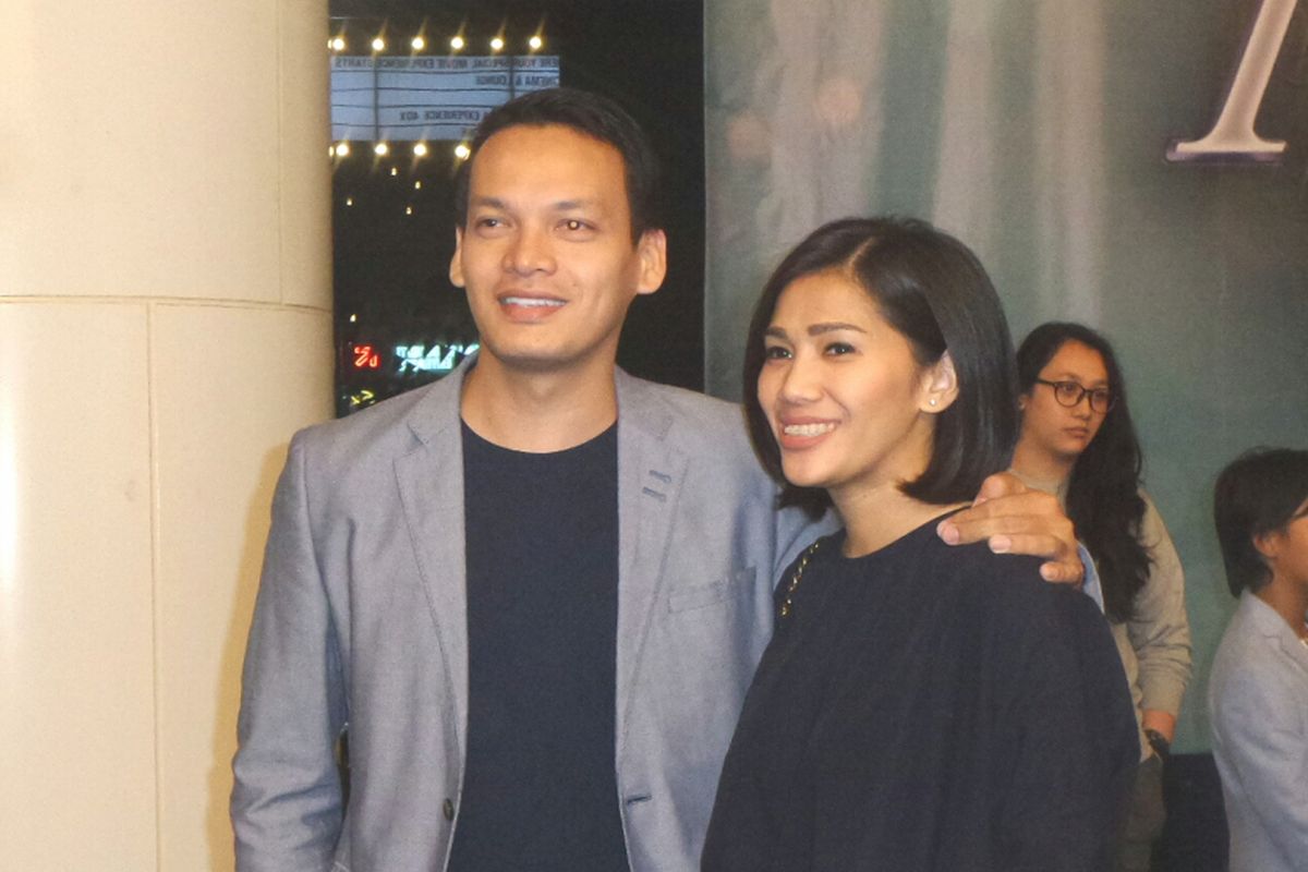 Artis peran Ben Joshua dan sang istri, Elisabeth Nura Paska saat diabadikan di CGV Blitz Megaplex, Grand Indonesia, Tanah Abang, Jakarta Pusat, Selasa (20/6/2017). 