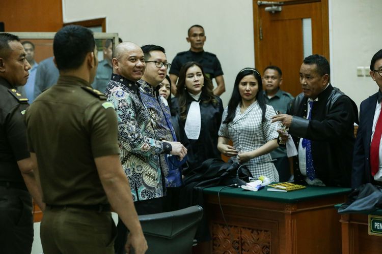Mantan Kapolda Sumatera Barat Irjen Teddy Minahasa usai menjalani sidang vonis di Pengadilan Negeri Jakarta Barat, Senin (9/5/2023). Majelis hakim menjatuhkan vonis hukuman penjara seumur hidup dalam kasus peredaran narkotika jenis sabu yang menjeratnya.