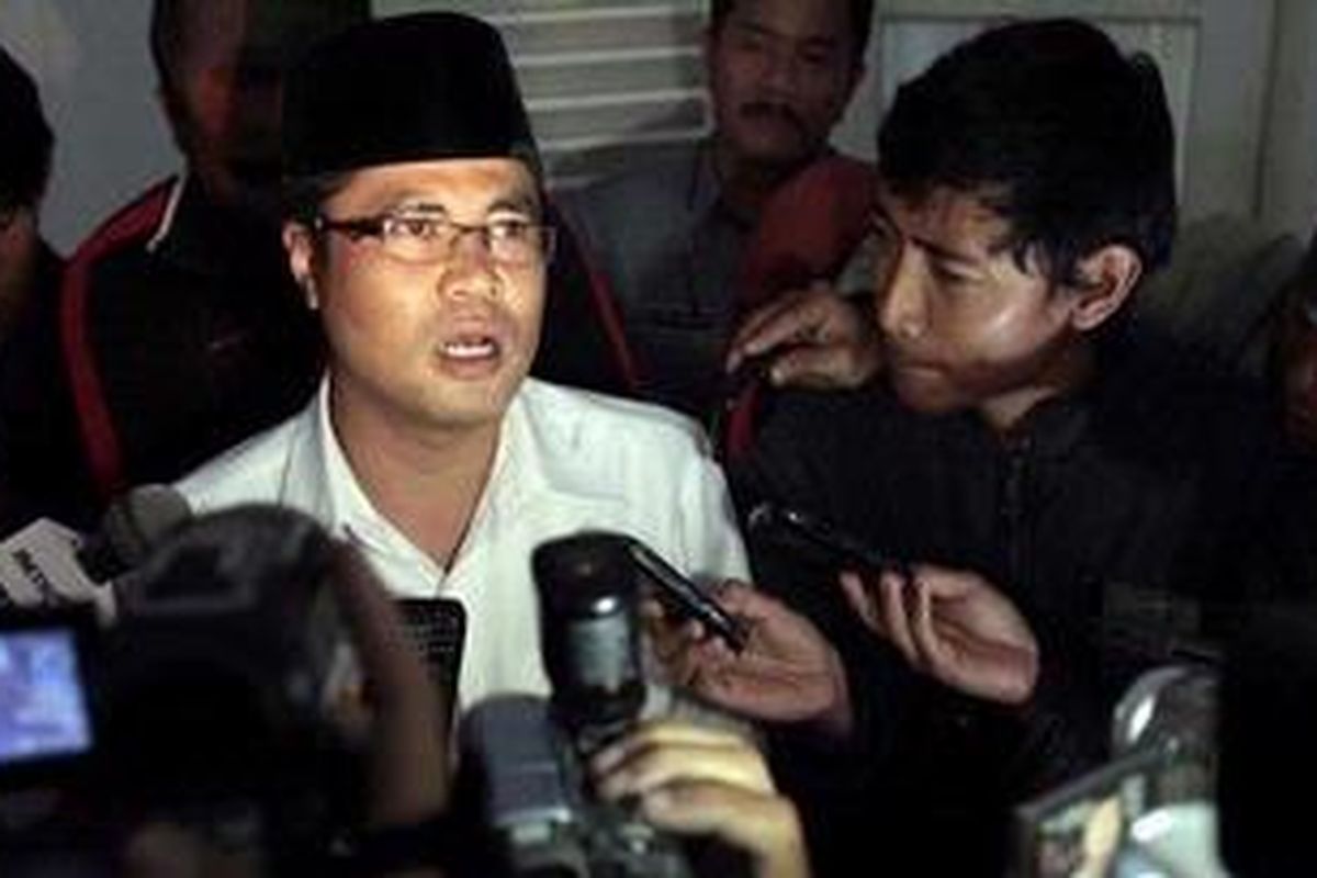 Bupati Garut, Aceng Fikri menjawab pertanyaan wartawan seusai melakukan pertemuan dengan Gubernur Jawa Barat, Ahmad Heryawan di Gedung Pakuan, Jalan Otto Iskandar Dinata, Kota Bandung, Senin (3/12/2012). Aceng memenuhi panggilan gubernur terkait pernikahan siri dengan perempuan bernama Fany Octora berusia 18 tahun yang hanya bertahan selama 4 hari. T