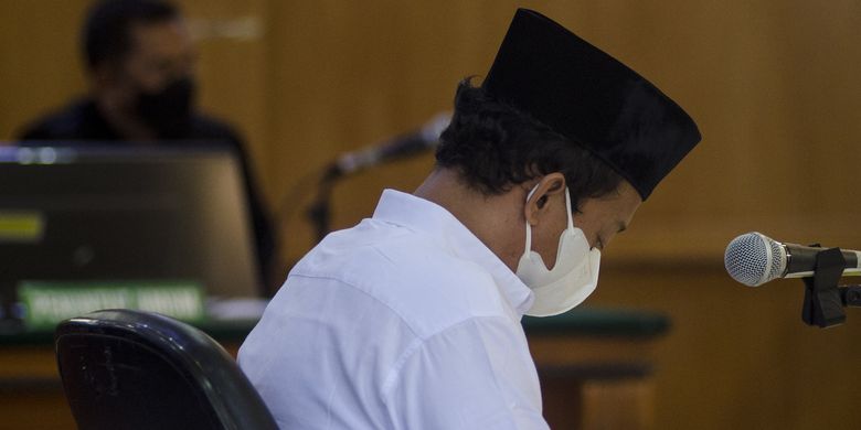 Terpidana kasus kekerasan seksual terhadap anak Herry Wirawan mendengarkan putusan majelis hakim saat  menjalani sidang vonis di Pengadilan Negeri Bandung, Jawa Barat, Selasa (15/2/2022). Majelis hakim Pengadilan Negeri (PN) Bandung menjatuhkan vonis pidana seumur hidup kepada Herry Wirawan atas kasus pemerkosaan 13 santriwati dibawah umur sekaligus diminta membayar restitusi (santunan) kepada para korban. ANTARA FOTO/Novrian Arbi/foc.