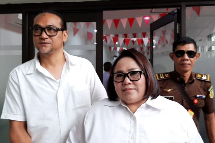 Komedian Nunung tampak berjalan sedikit tertatih menghadapi sidang tuntutan di PN Jakarta Selatan, Rabu (6/11/2019).