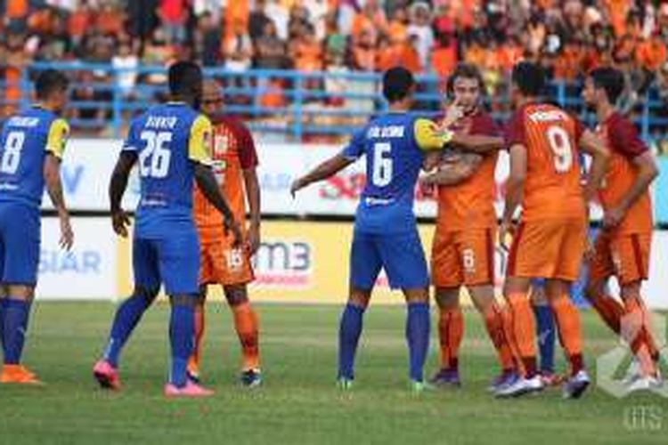 Pertandingan antara Pusamania Borneo FC dan Persiba Balikpapan pada lanjutan Kejuaraan Sepak Bola Torabika di Stadion Segiri, Jumat (13/5/2016).