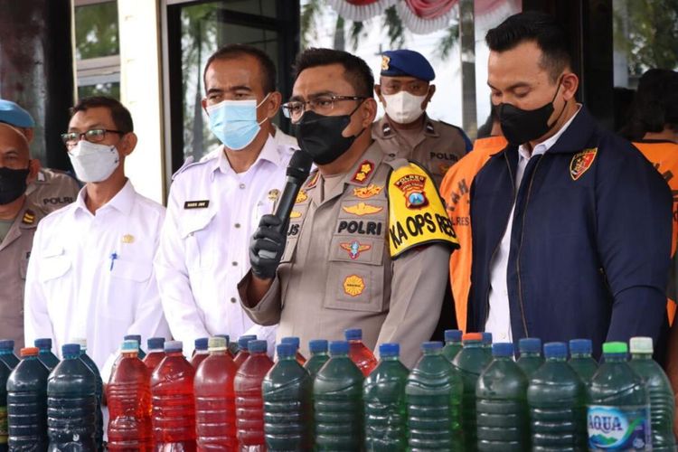 Ungkap kasus penimbunan ribuan liter BBM jenis pertalite dan ratusan liter BBM pertamax oplosan di Polres Nganjuk, Rabu (31/8/2022). Doc: Humas Polres Nganjuk