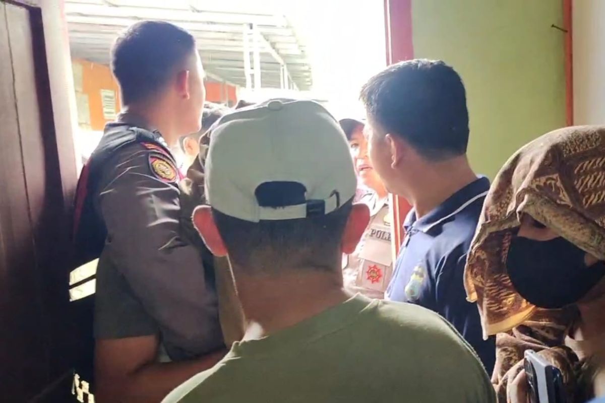 Polisi saat mengamankan anggota KPU Nias Barat inisial FID yang digerebek saat selingkuh di indekos di Kota Gunungsitoli, Rabu (23/4/2025)          