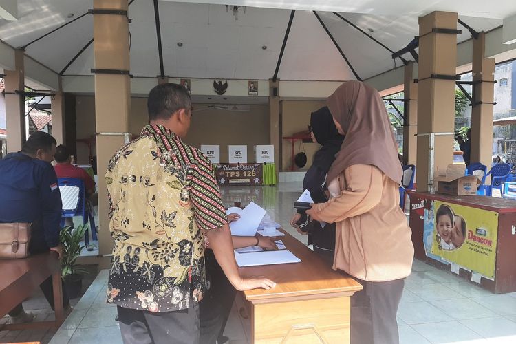 Dua orang warga saat hadir di TPS 126 Tambakbayan, Caturtunggal, Kapanewon Depok, Kabupaten Sleman, DI Yogyakarta (DIY) untuk pemungutan suara ulang, Sabtu (24/02/2024).