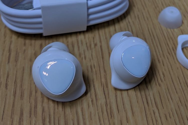 Tidak ada fitur noise cancellation pada Galaxy Buds Plus ini. 