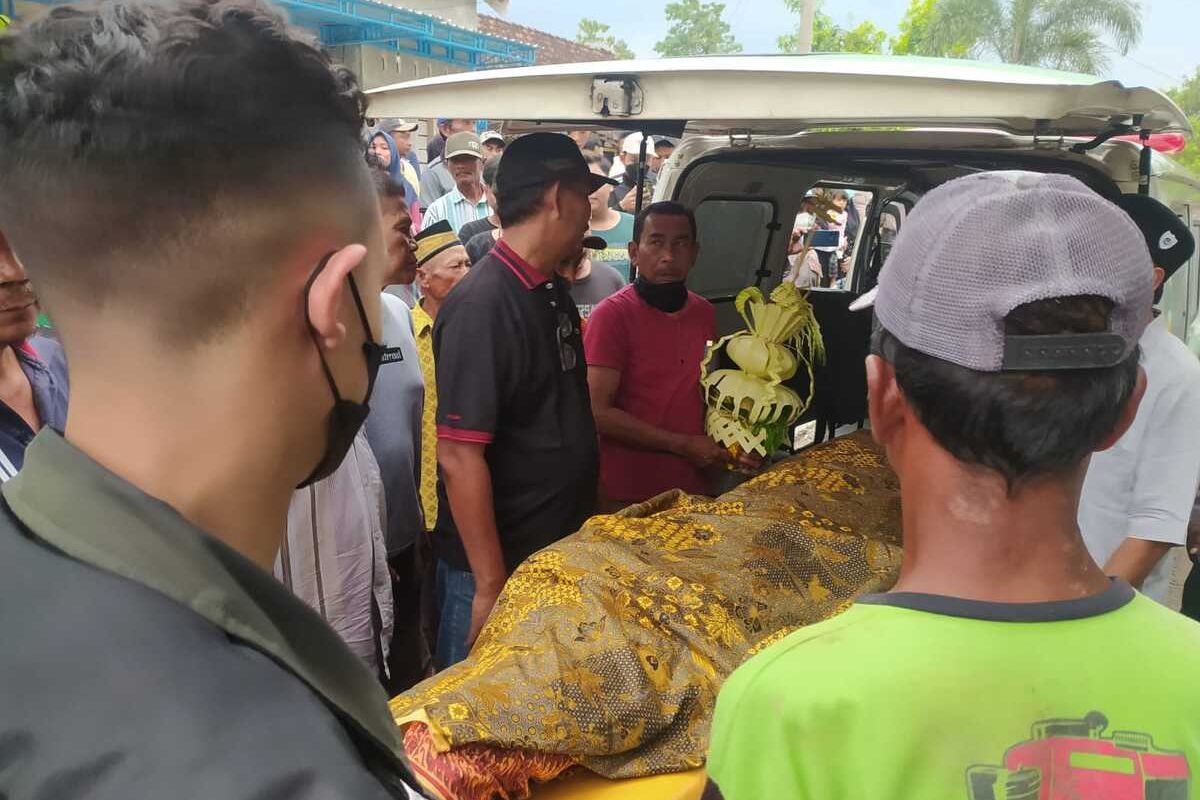 Suasana saat jenazah Muhammad Irsyad Aljuned (17), salah satu aremania korban tragedi Kanjuruhan, tiba di rumah duka, di Dusun Mernung Lor, Desa Sumbernongko, Kecamatan Ngusikan, Kabupaten Jombang, Jawa Timur, Minggu (2/10/2022).