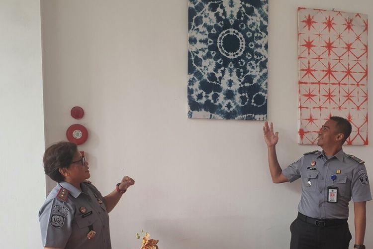 Kepala LPP Kelas IIB Yogyakarta, Evi Loliancy menunjukkan karya Mary Jane yang dipajang di Lobby LPP Kelas IIB Yogyakarta di Wonosari, Senin (16/12/2024).