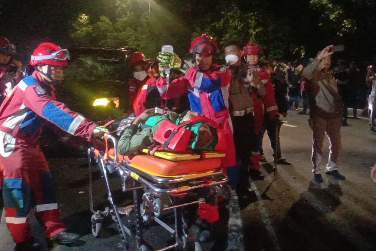 Mobil Pikap Tabrak Bus di Kramatjati, Sopir Sempat Terjepit