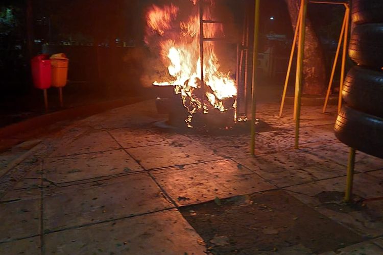 Ban Dekorasi Taman KBT Dibakar 3 Remaja, Damkar Turun Tangan
