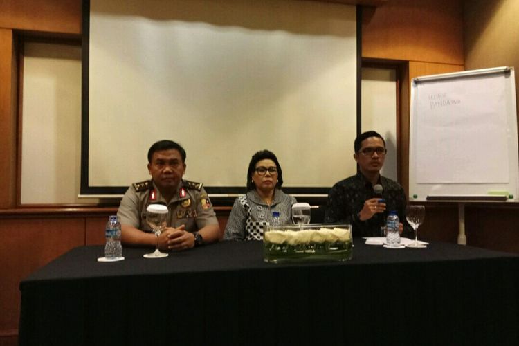 Inspektur Pengawas Umum (Irwasum), Polri Komjen Dwi Priyatno, Wakil Ketua KPK Basaria Pandjaitan, dan Juru Bicara KPK Febri Diansyah dalam konferensi pers di Grand Melia Hotel, Jakarta Selatan, Kamis (27/7/2017)