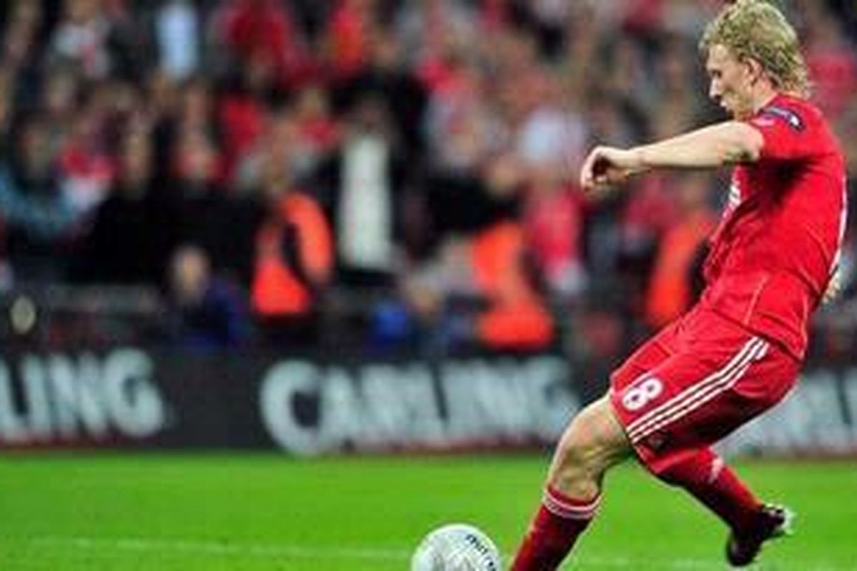 Penyerang Liverpool, Dirk Kuyt, melepaskan tembakan dari titik putih yang berujung gol ke gawang Cardiff City,, pada babak adu penalti final Piala Carling, di Wembley, Minggu (26/2/2012)