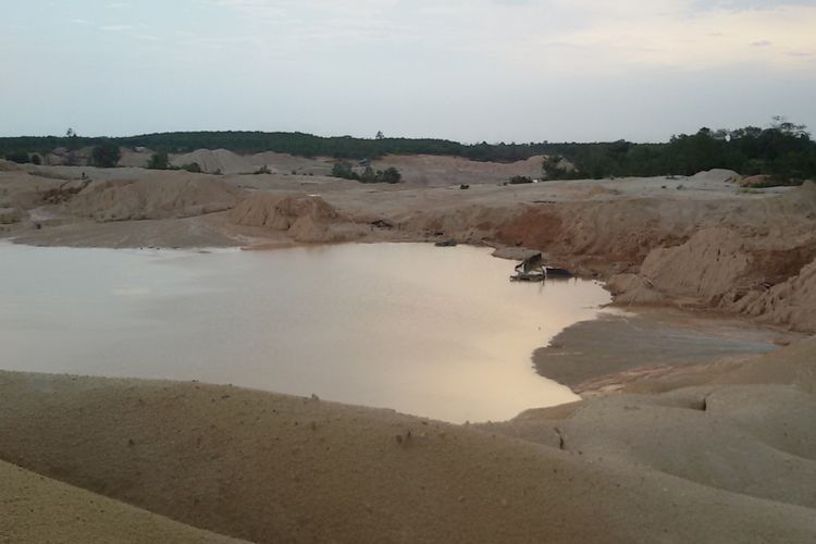 Salah satu zona penambangan timah rakyat di Desa Menjelang, Muntok, Bangka Barat.