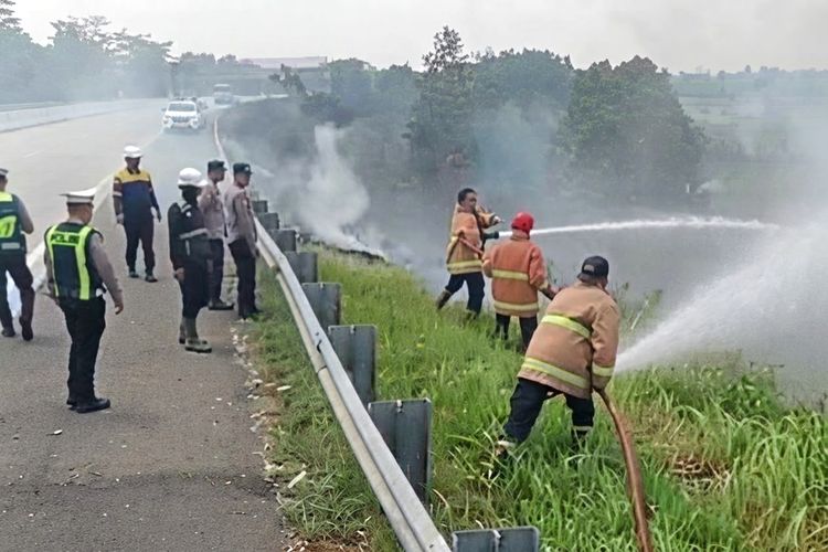 Kebakaran Lahan 1,2 Hektare di Sisi Tol Lampung Selatan, Api Baru Bisa Padam Setelah Satu Jam