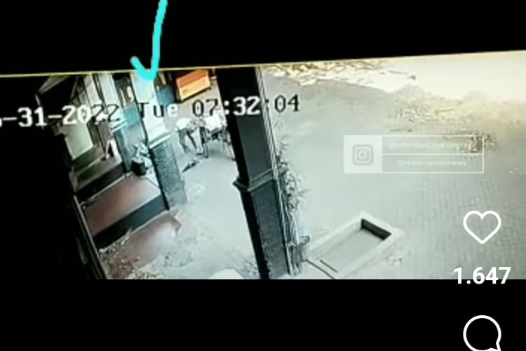 Rekaman CCTV pencurian besi tutup tandon air di Jalan Simpang Wilis, Kelurahan Gading Kasri, Kota Malang, Jawa Timur.