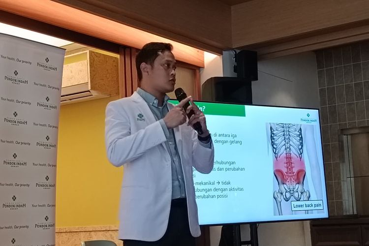 Dokter spesialis ortopedi konsultan spine di Rumah Sakit Pondok Indah (RSPI) Bintaro Jaya, dr. Andra Hendriarto, Sp. OT, (K), saat ditemui di Sinilagi Food & Coffee, Jakarta Selatan, Rabu (17/9/2025).