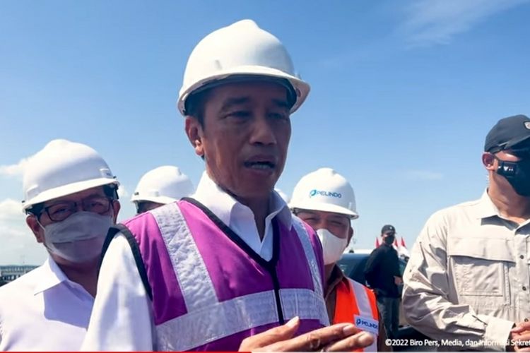 Presiden Joko Widodo saat memberikan keterangan soal kasus pembunuhan Brigadir J usai meresmikan Terminal Kijing, Pelabuhan Pontianak, Kalimantan Barat, Selasa (9/8/2022).