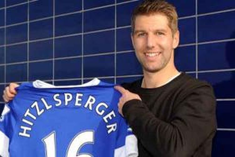 Thomas Hitzlsperger ketika menandatangani kontrak bersama Everton.