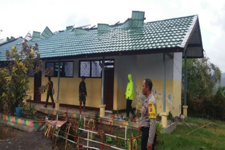 Kondisi salah satu bangunan sekolah di Dompu pasca bencana angin puting beliung