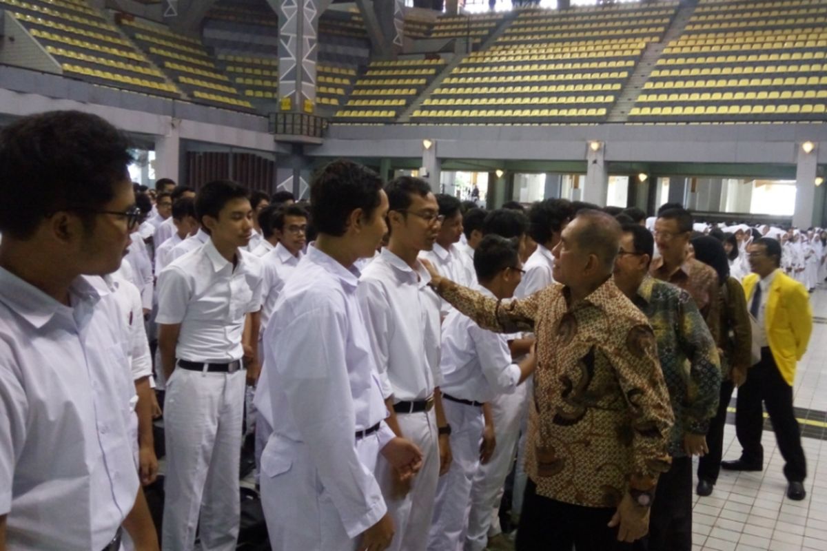 Menteri Pertahanan Ryamizard Ryacudu saat menyapa para mahasiswa baru di Universitas Indonesia, Jumat (4/8/2017). Ia datang menjadi pemateri dalam kuliah umum bertajuk “Bela Negara dan Pembangunan Karakter Nasional Mewujudkan Bangsa yang Berintegritas”.