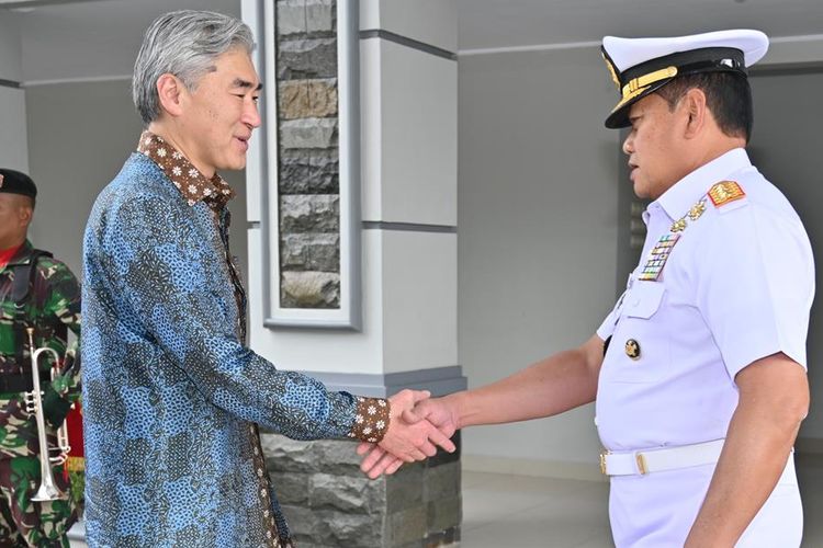 Duta Besar Amerika Serikat untuk Indonesia Sung Y. Kim bertemu dengan Panglima TNI Laksamana TNI Yudo Margono pada Senin (27/3/2023).