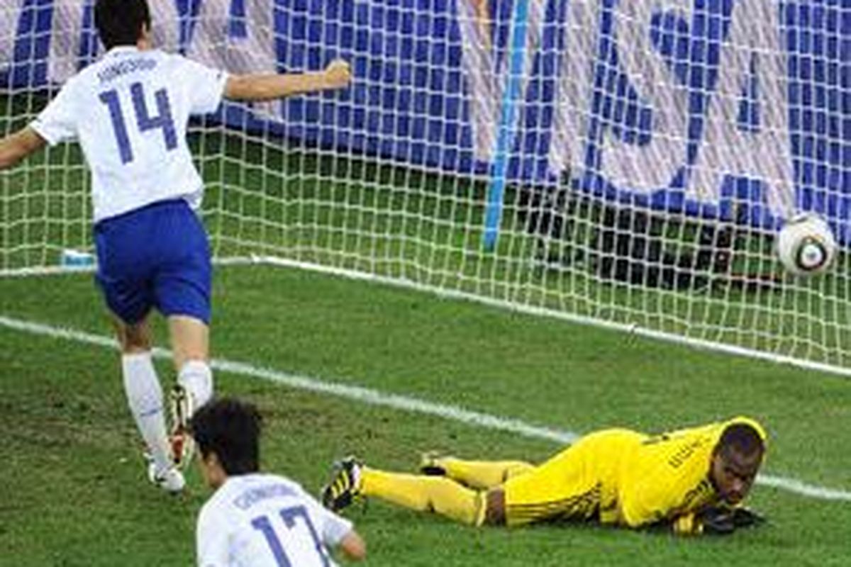 Kiper Nigeria, Vincent Enyeama (kanan) gagal menghalau tendangan bebas Park Chung-young (tak tampak) dalam pertandingan penyisihan Grup B Piala Dunia 2010 antara Nigeria dan Korea Selatan, Selasa (22/6/2010).