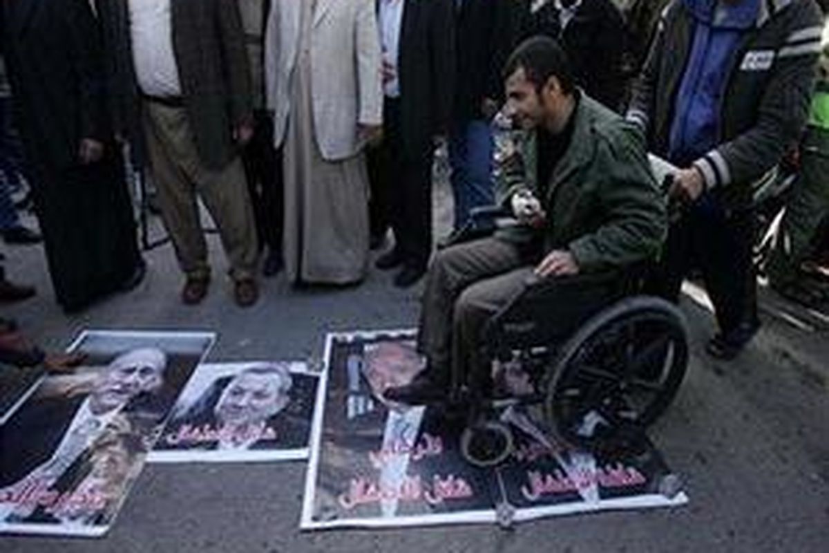 Warga Palestina menginjak poster politisi Israel - Ehud Olmert, Ehud Barak, Shimon Peres dan Tzipi Livni - dalam sebuah unjuk rasa menentang operasi militer Israel di luar gedung parlemen di Kota Gaza, 30 Januari 2009 