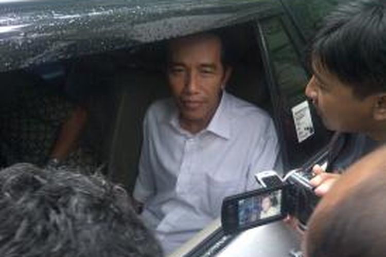 Gubernur DKI Jakarta Joko Widodo bungkam saat ditanyai wartawan di Kota Malang, Jawa Timur, Rabu (12/3/2014). Jokowi baru mendampingi Megawati berziarah ke makam Bung Karno di Blitar.