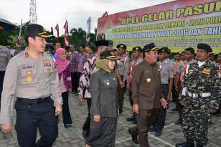 Kapolres Lamongan AKBP Juda Nusa Putra (kiri) saat memperkenalkan personel pengamanan Natal dan Tahun Baru 2017 kepada Bupati dan Wakil Bupati Lamongan. 