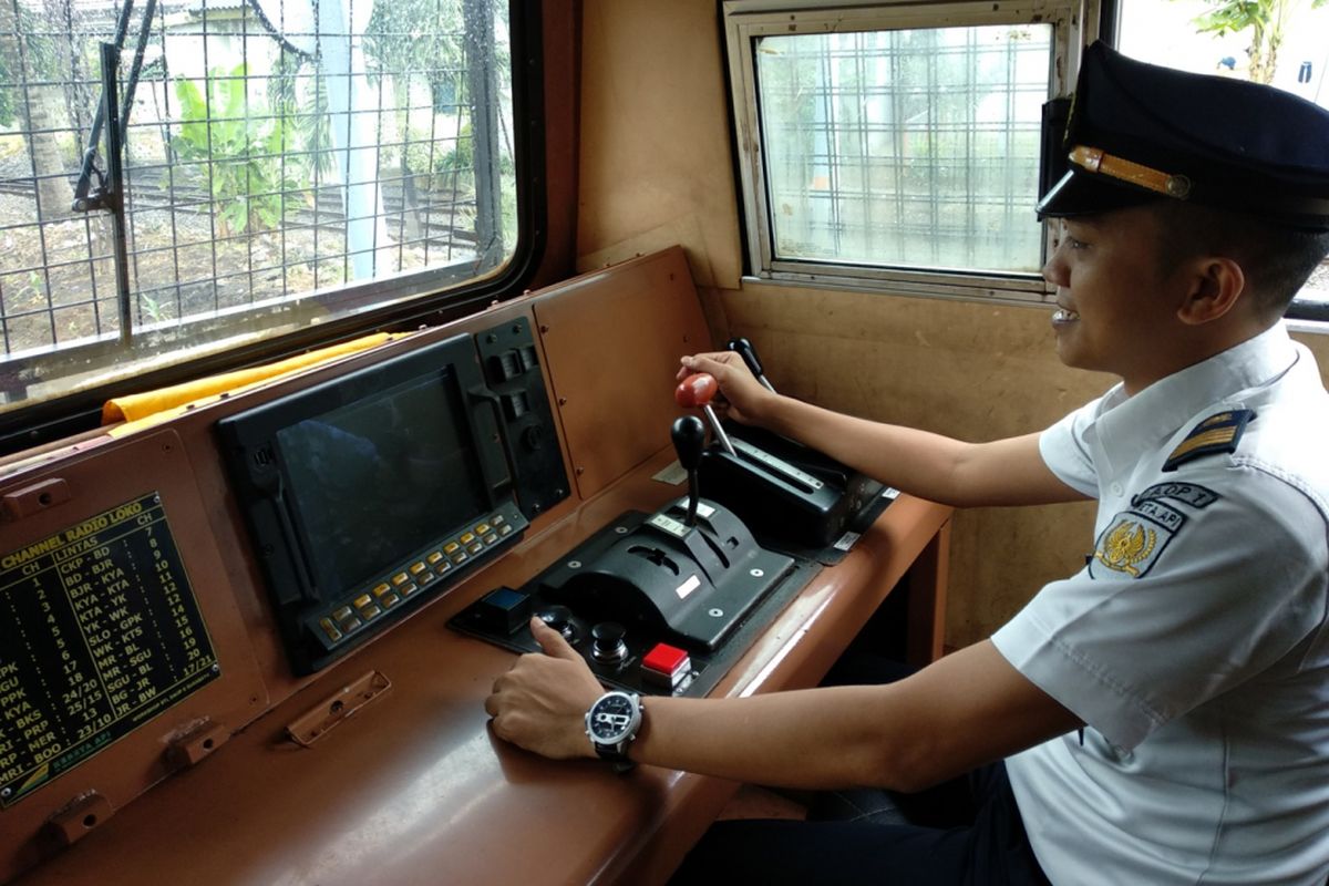 Ilfan Affandi (26), masinis KAI saat ditemui di Dipo Kereta Api Tanah Abang beberapa waktu lalu. Affandi menceritakan suka duka bekerja sebagai masinis saat Lebaran