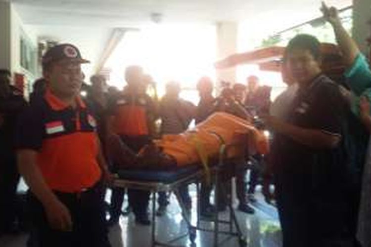 Jenazah Amokrane Sabet saat tiba di RS Sanglah, Denpasar, Senin(2/5/2016).