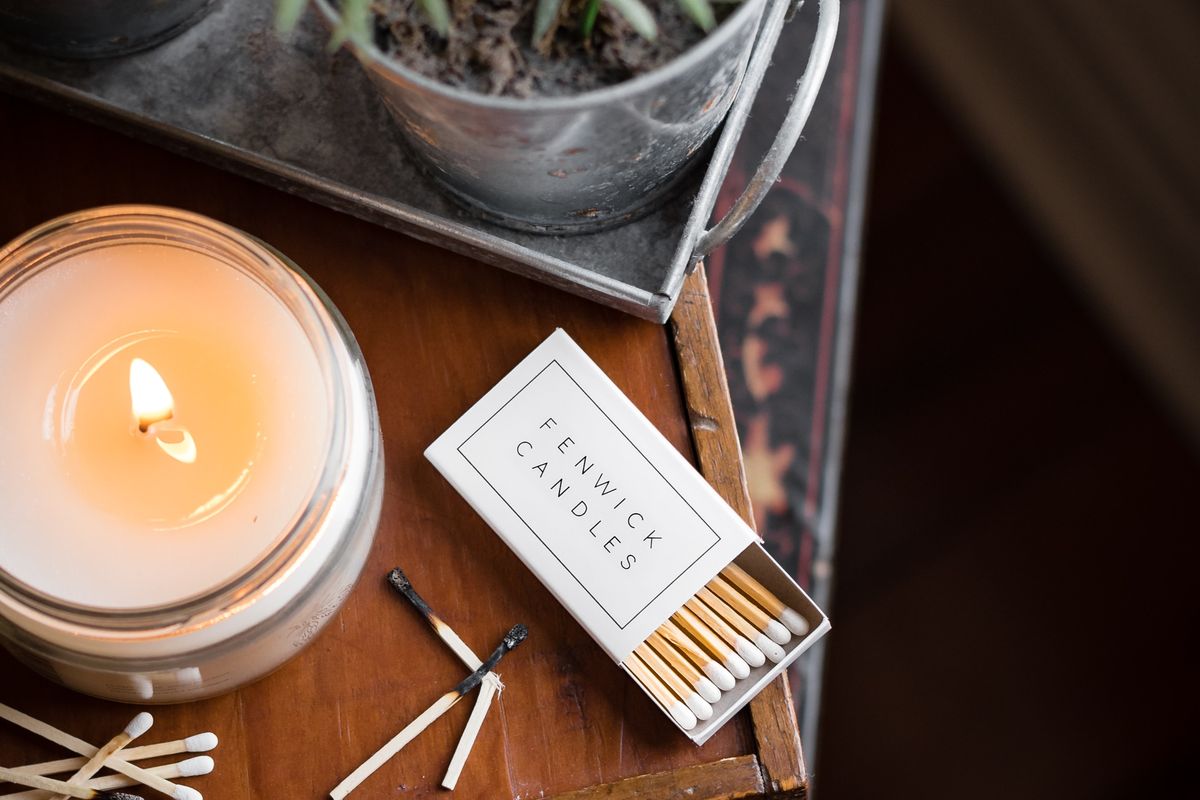 Lilin aromaterapi bisa menebarkan aroma wangi ke seluruh ruangan.