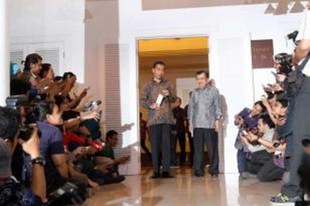 Presiden dan Wakil Presiden terpilih Joko Widodo dan Jusuf Kalla memberikan keterangan pada wartawan terkait porsi kabinetnya, di Rumah Transisi Jokowi-JK, Jakarta, Senin (15/9/2014). Rencananya Kabinet Jokowi-JK akan diperkuat 34 kementerian yang terdiri dari 18 orang profesional dan 16 orang dari partai politik.