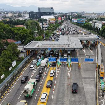 Sejumlah kendaraan tampak meninggalkan wilayah Jabodetabek melalui Gerbang Tol Ciawi 1, Bogor, Senin (16/3/2026).