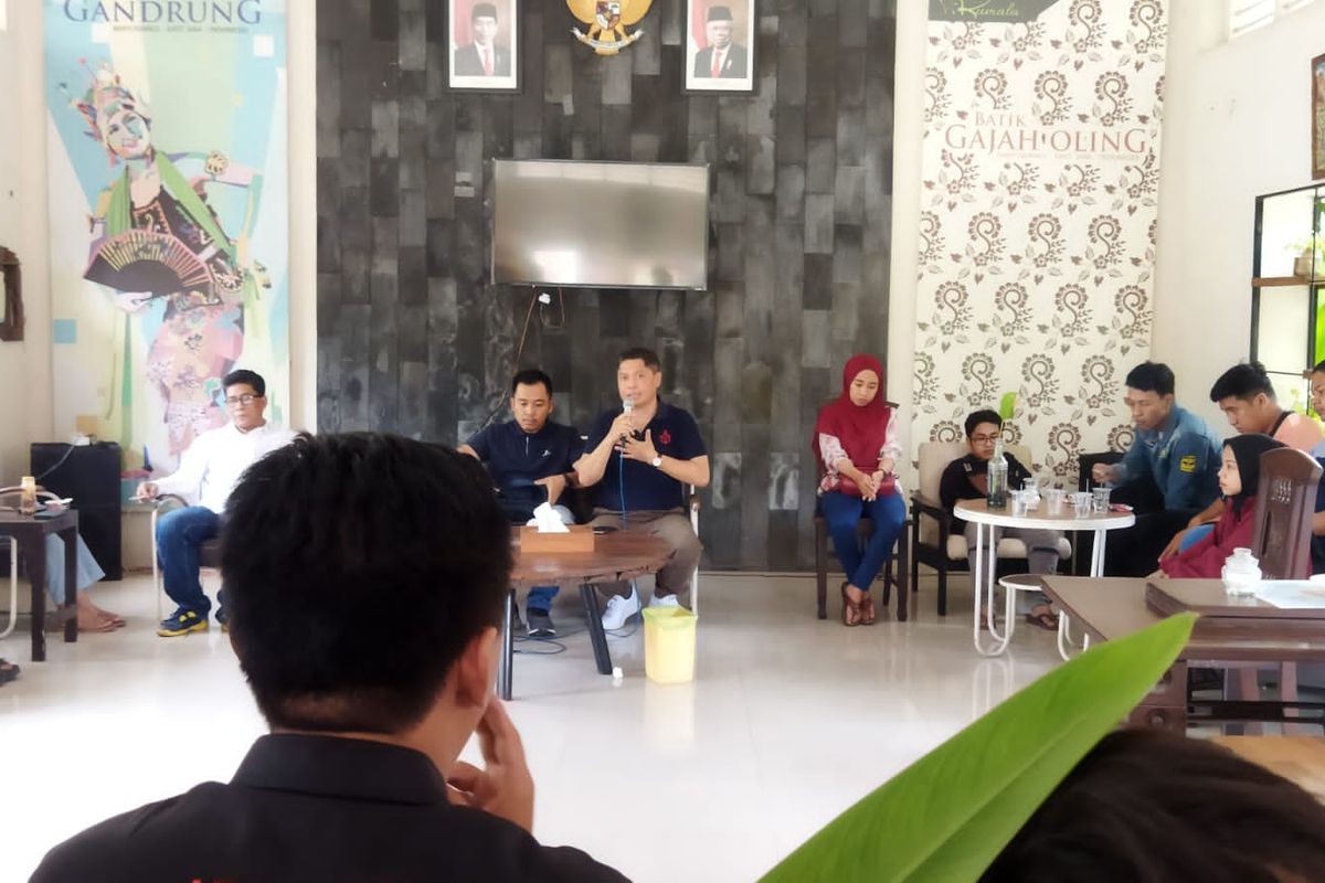 Proses mediasi damai antara pemilik warung bakso dengan karyawan di kantor Disnakertrans Banyuwangi 