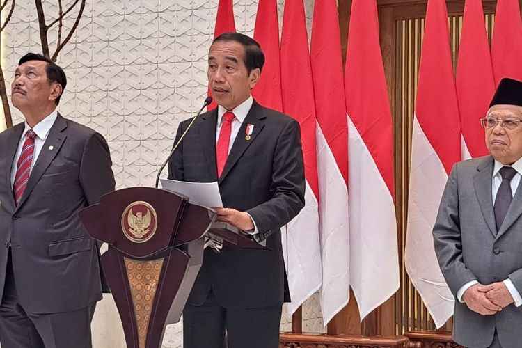 Presiden Joko Widodo memberi keterangan pers di Pangkalan Udara Halim Perdanakusuma, Jakarta, Senin (3/7/2023), sebelum berangkat melakukan kunjungan kerja ke Australia dan Papua Nugini.