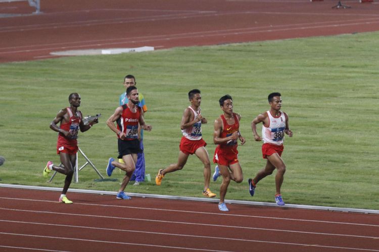 Pelari memacu kecepatan saat Final nomor lari 10.000 m putra Asian Games 2018 di Stadion Gelora Bung Karno, Senayan, Jakarta Pusat, Minggu (26/8/2018). Hassan Chani mencapai finish diurutan pertama dengan catatan waktu tercepat 28.35.54.
Keywords