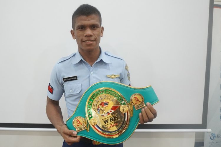 Petinju Indonesia, Ongen Saknosiwi, berpose dengan sabuk WBC Asian Boxing Council Continental saat menyambangi Kompas TV pada Kamis (12/9/2019).